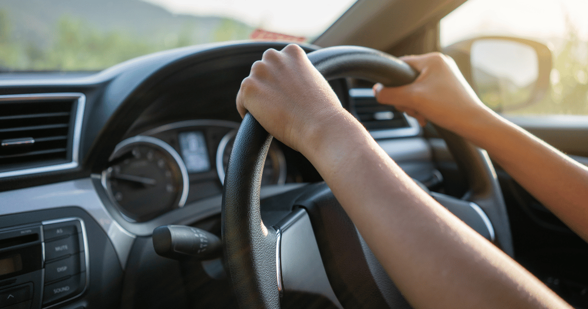 車移動で調査する探偵