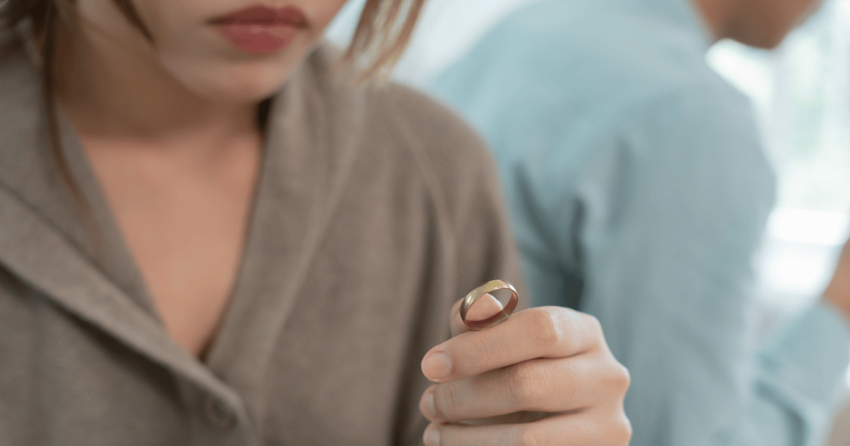 探偵依頼を考える女性